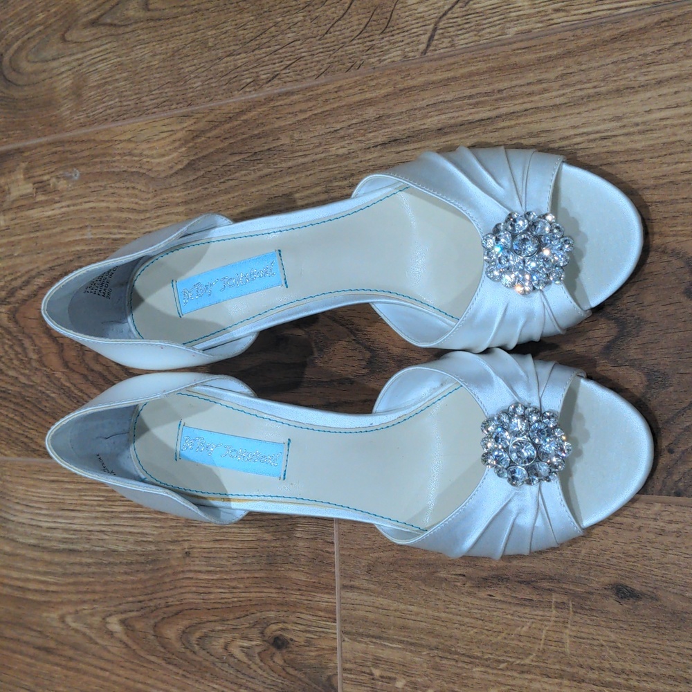 Blue by Betsey Johnson Stun Satin Ivory Crystal Brooch Wedding Heels 7.5 Flaw